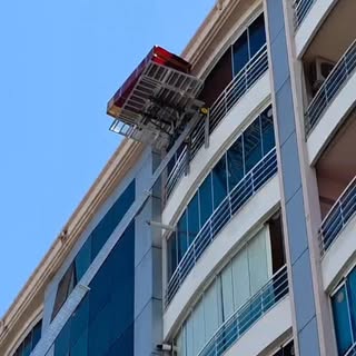 Dış cephede çalışan mobil asansör platformu