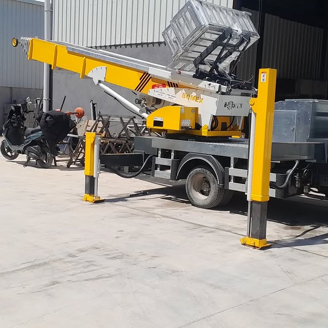 Bomex sarı teleskopik mobil asansör makinesi